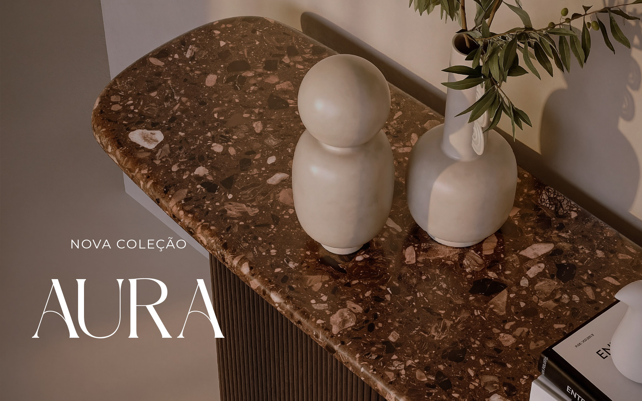 coleção Aura, mobiliário em carvalho, móveis de design contemporâneo, mesa de centro, mesa de apoio, consola, móvel TV extensível, cama estofada, mesas de cabeceira, mobiliário funcional, design japandi, móveis naturais, personalização de acabamentos